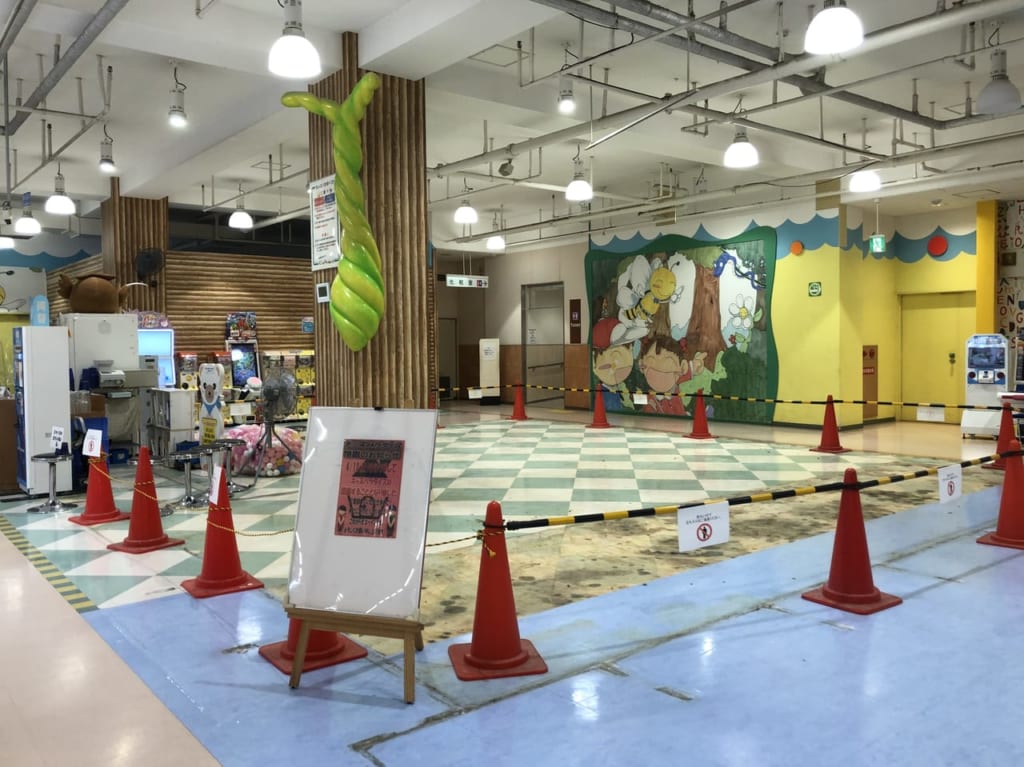 がらんとした店内