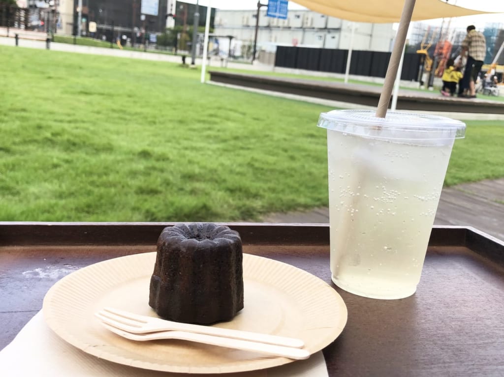 カヌレとドリンク