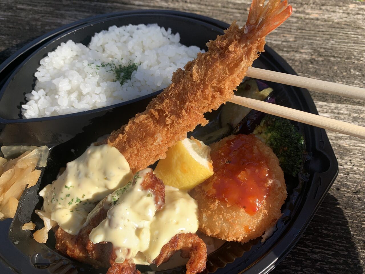 津の田カリー 茨木店の洋食トリオ弁当・海老フライ