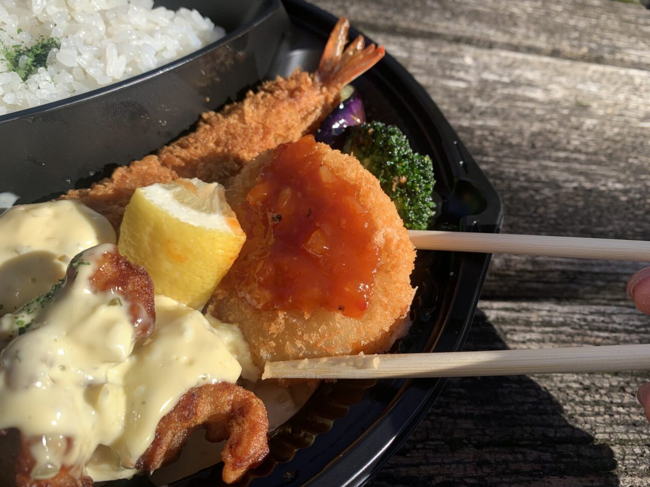 津の田カリー 茨木店の洋食トリオ弁当・カニクリームコロッケ