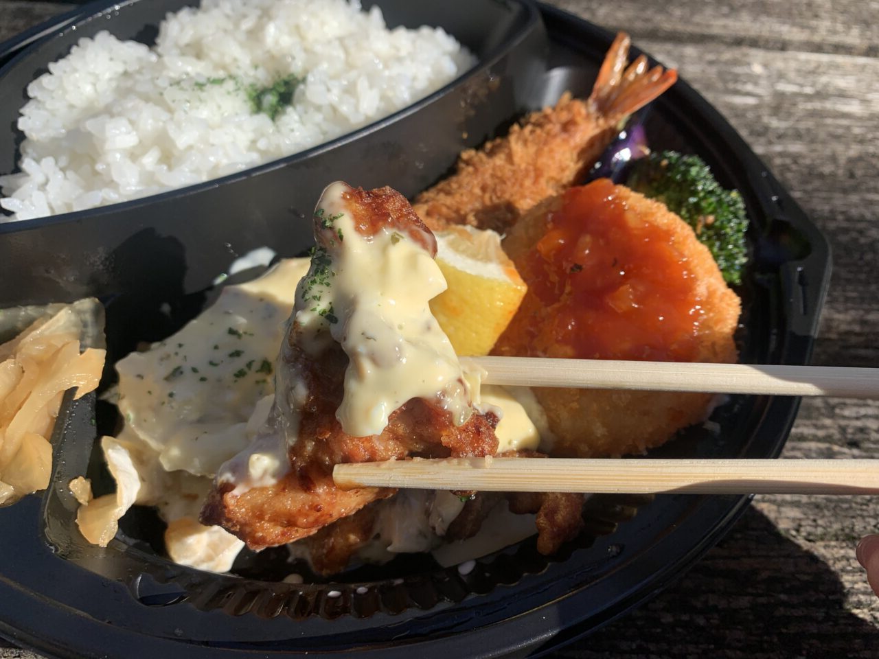 津の田カリー 茨木店の洋食トリオ弁当・唐揚げ