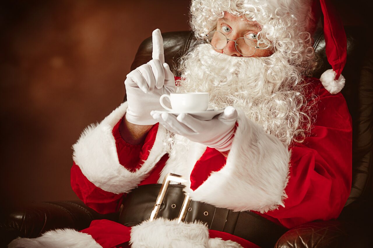 <a href="https://jp.freepik.com/free-photo/portrait-man-santa-claus-costume-with-luxurious-white-beard-santa-s-hat-red-costume-red-sitting-chair-with-cup-coffee_11933570.htm#fromView=keyword&page=1&position=9&uuid=62a3206b-694e-4231-be10-372c86d36d4f">著作者：master1305／出典：Freepik</a>