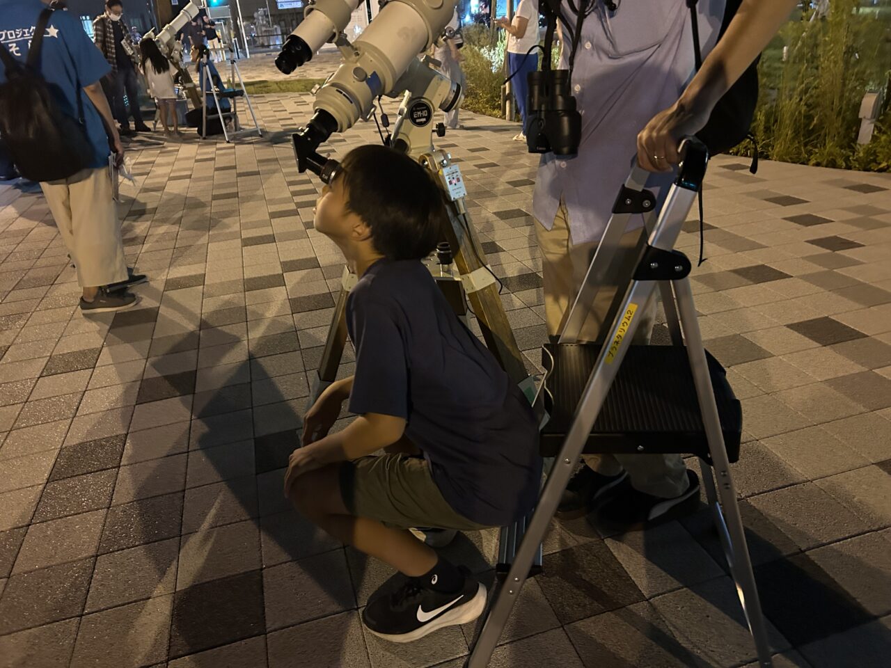 双眼鏡を見ている様子