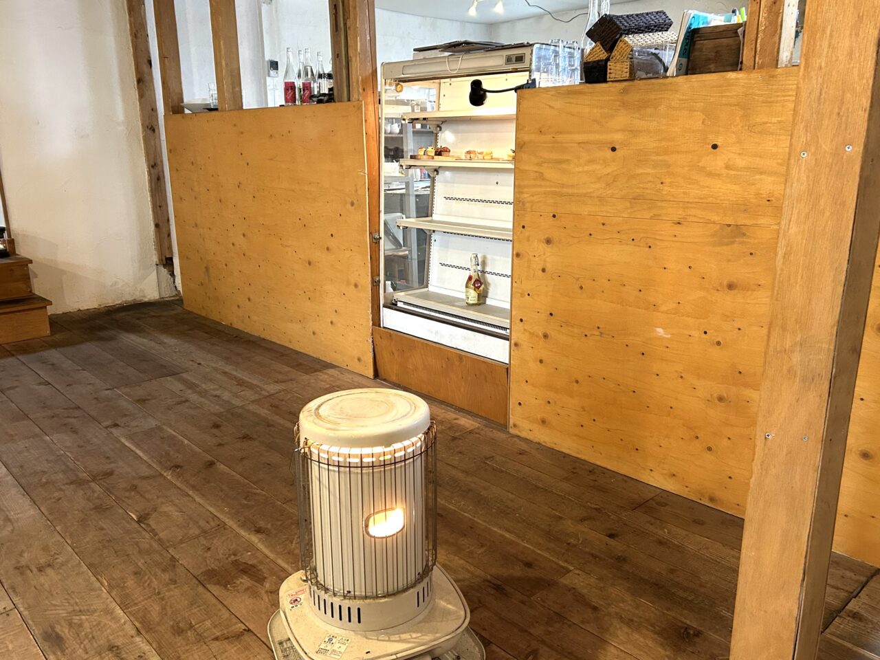 レジカウンターにはテイクアウトできる焼菓子もあり