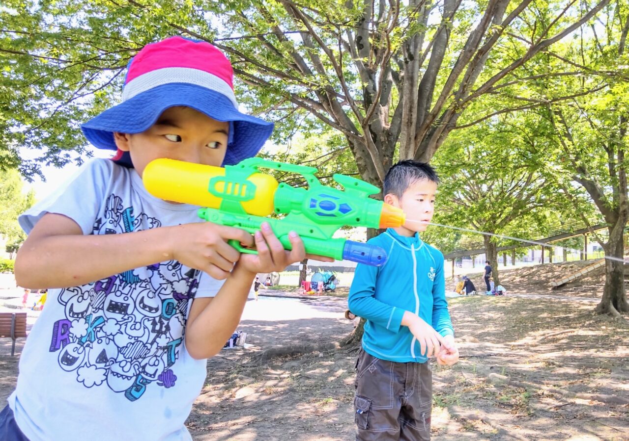 水鉄砲している子ども